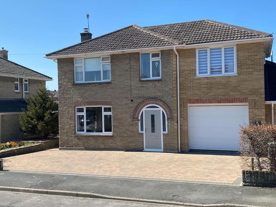 Modern 4 Bedroom House In Sunny Corner Holiday home