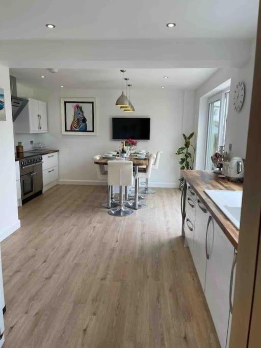 Modern 4 Bedroom House In Sunny Corner *
