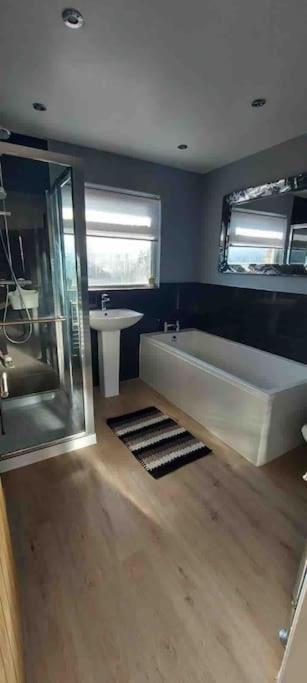 Modern 4 Bedroom House In Sunny Corner Holiday home
